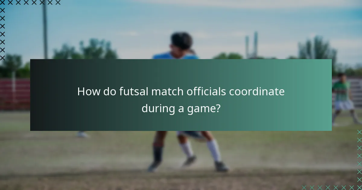Wie koordinieren Futsal-Schiedsrichter während eines Spiels?